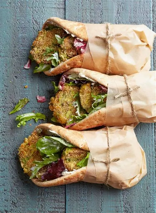 Сэндвич на завтрак со спаржей и яйцом