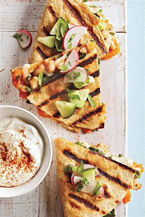 Кесадилья из сладкого картофеля с огуречным соусом