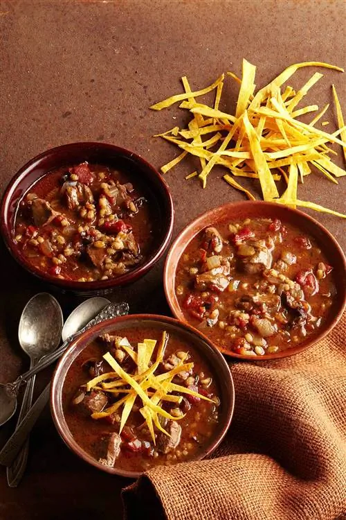 Биррия из ягненка с ячменем и черносливом