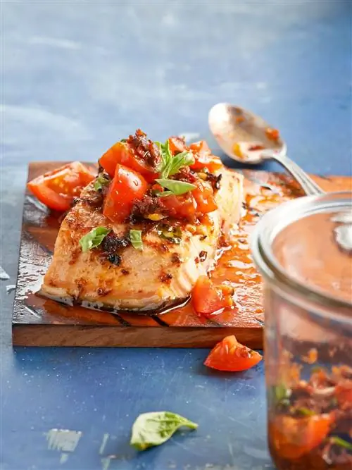 Лосось с томатным песто