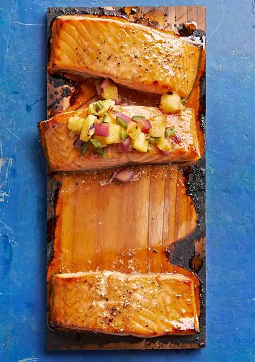 Лосось терияки на деревянной доске