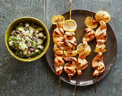 Кебаб из лосося с огуречной сальсой