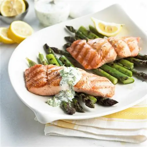 Лосось на гриле с садовым майонезом