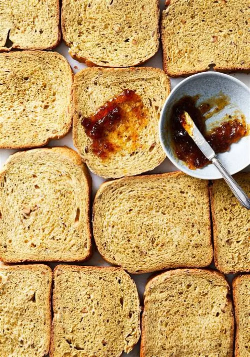 Ломтики хлеба с копченым миндалем и карри с чатни