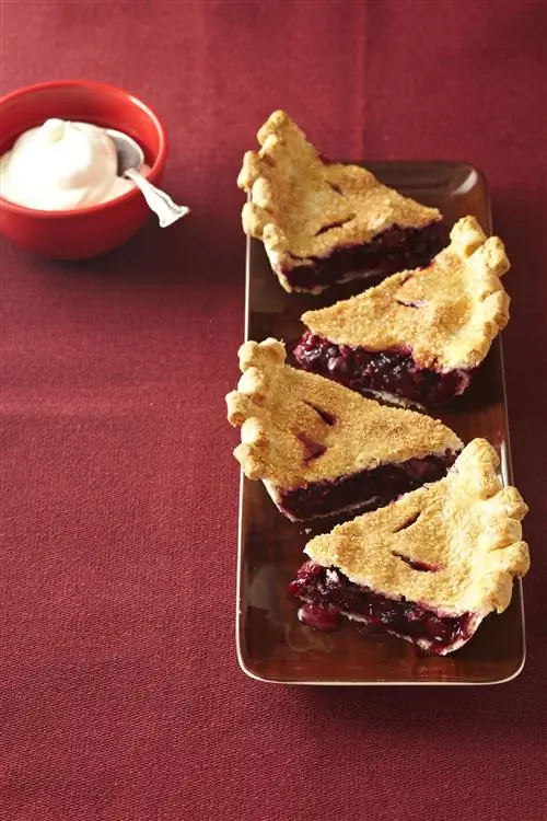 Тройной ягодный пирог со взбитыми сливками с лимонным курдом
