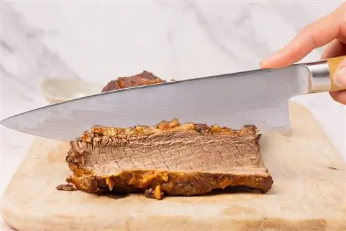 нарезка грудинки кухонным ножом