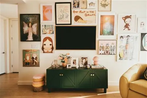 UO Small Spaces Collaboration x Iris Apatow гостиная с галерейной стеной