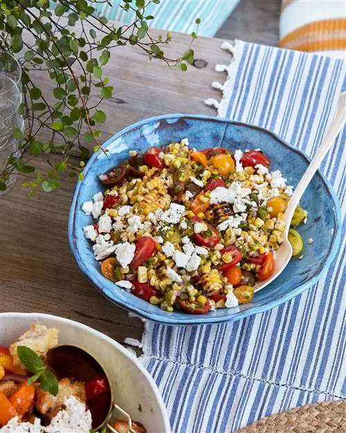 Обугленная кукуруза с поблано и фетой Обугленная кукуруза с поблано и фетой