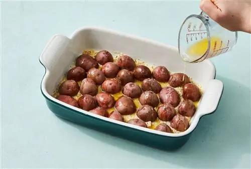 сбрызнуть маслом картофель