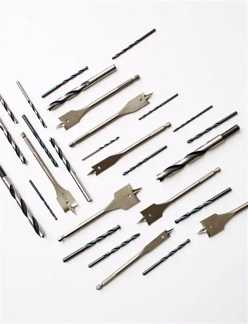 сверла на белом фоне