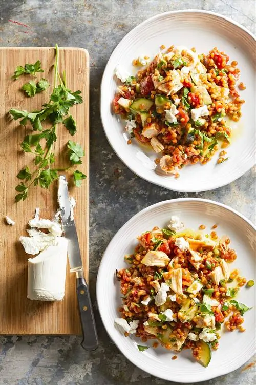 Средиземноморский салат с курицей и ягодами пшеницы