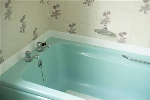 Старая, бирюзовая ванна в винтажной ванной комнате