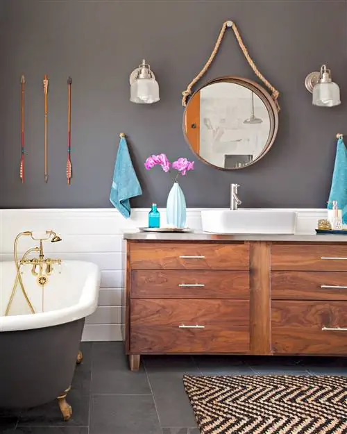 темно-серая ванная комната из орехового дерева