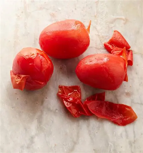 очищенные помидоры на прилавке