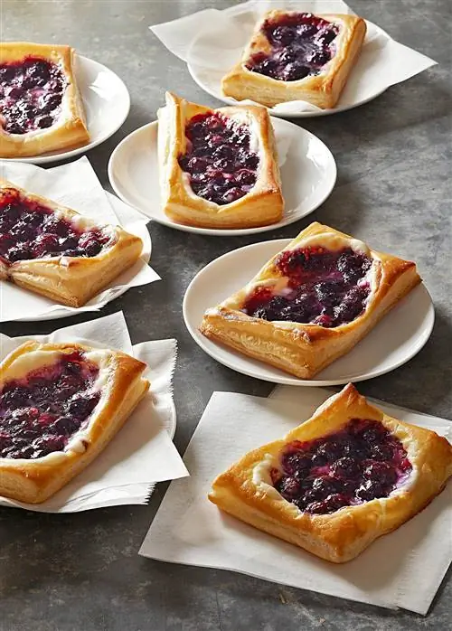 Пирожные с черничным сливочным сыром