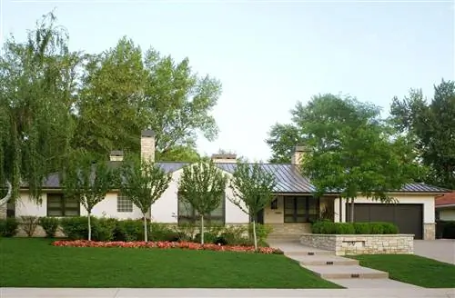 белый ранчо дом экстерьер бетонные ступени тротуар к двери