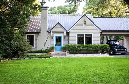 серый ранчо коттедж экстерьер ярко-бирюзовая дверь