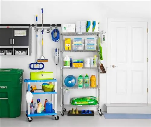 гараж с моющими средствами на тележках