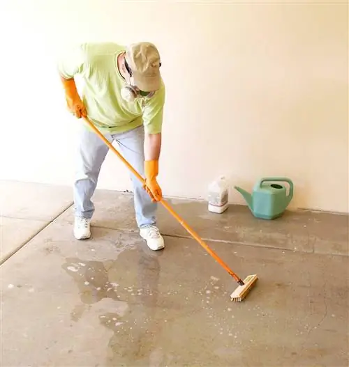 использование кислотной щетки с длинной ручкой на полу без текста