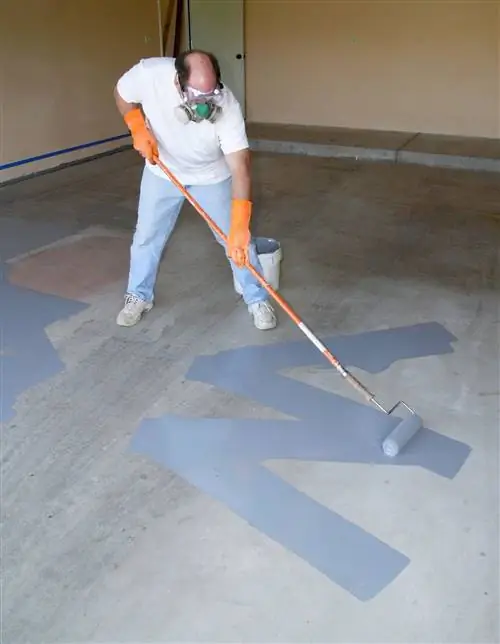 нанесение эпоксидной смолы на пол в гараже