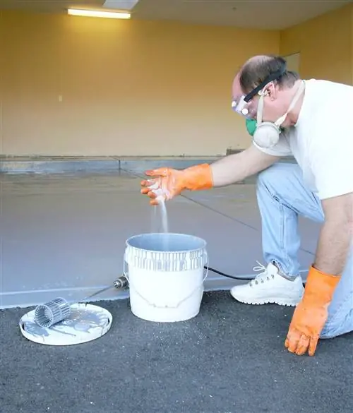 добавление порошка в эпоксидную смесь