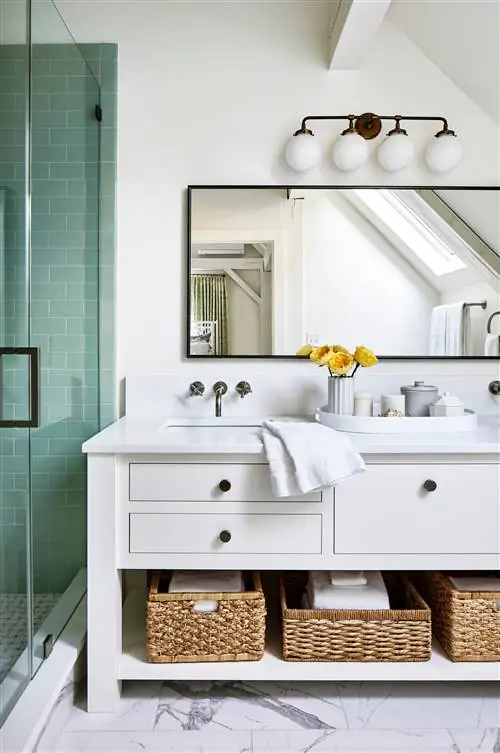 Туалетный столик с душевой кабиной из зеленой плитки слева от него.