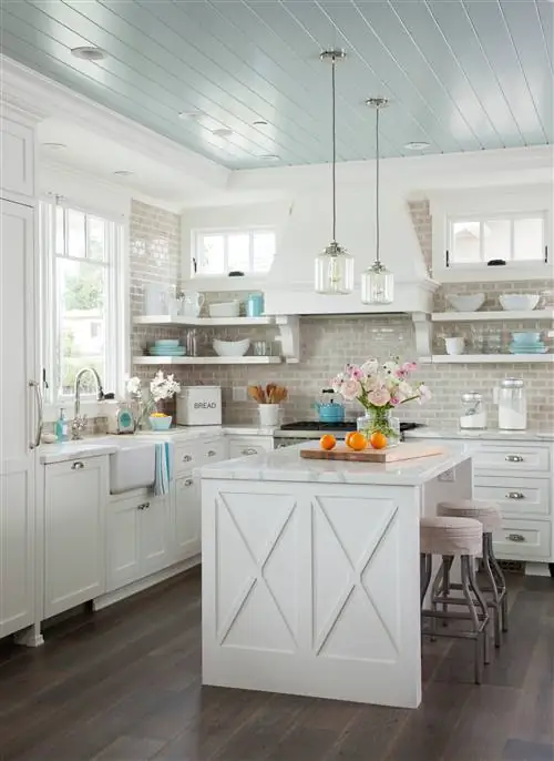 Кухня в деревенском стиле с фартуком из светло-коричневой блестящей плитки.