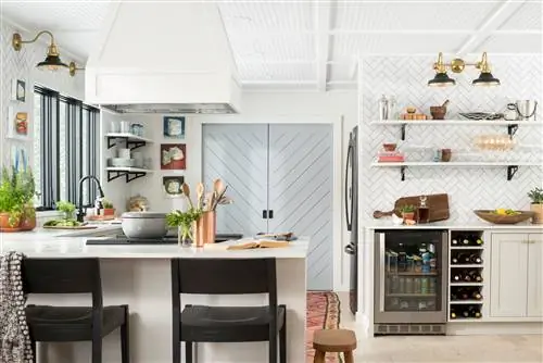 Преображение кухни с белой плиткой в стиле «елочка», белыми шкафами-шейкерами, черными табуретами, окнами и бытовой техникой