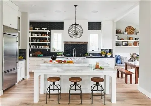 Интерьер кухни с подвесным светильником, висящим над островом