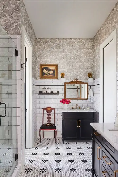 Ванная комната с плиткой в стиле метро на полпути к стене и богато украшенными обоями в задней части пути к потолку.