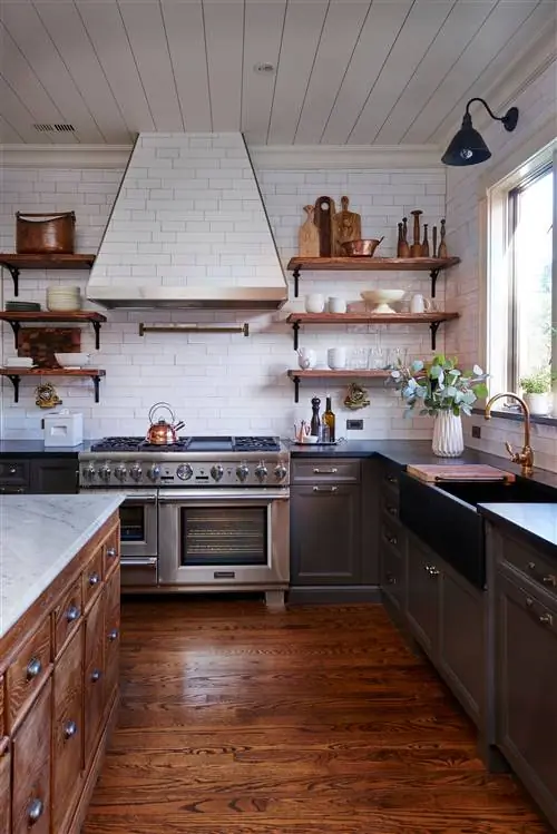 Кухня с открытыми полками и вытяжкой с плиткой метро на ней.