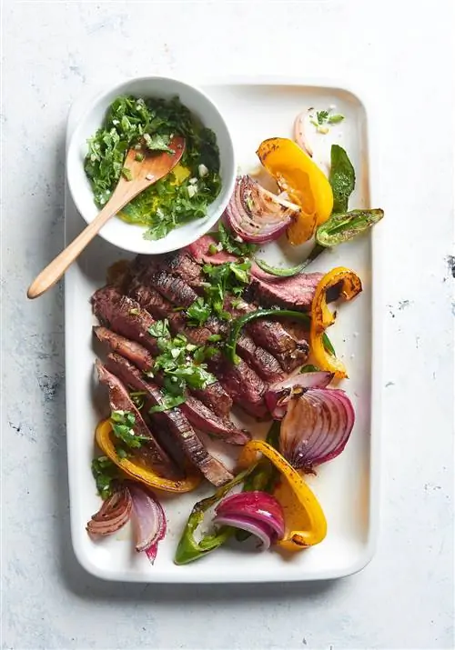 Обжаренный стейк и перец с кинзой Чимичурри