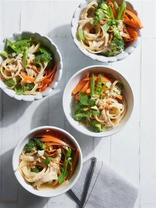 Лапша с тахини и имбирем и овощи