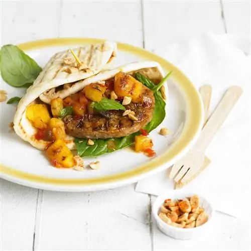 Вегетарианские бургеры с тмином и ананасовой сальсой