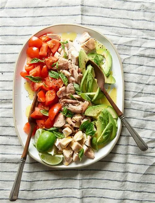 Базилик, курица и помидоры