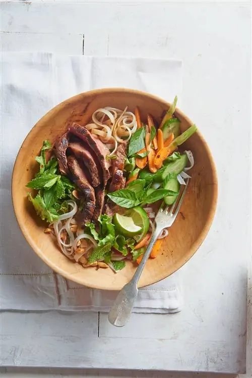 Тайский салат с рисовой лапшой и жареным стейком