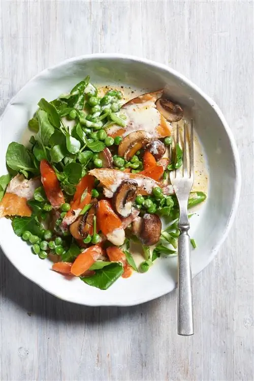 Сливочные весенние овощи и копченая форель