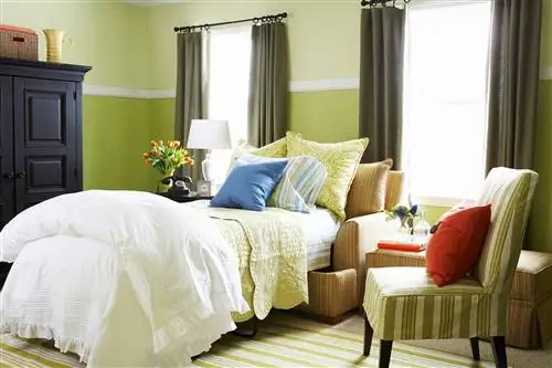 раскладной диван в зеленой гостиной