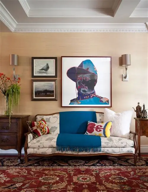 диван-кабриолет в прихожей со стеной-галереей