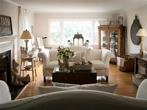 диван с верблюжьей спинкой в гостиной в винтажном стиле с антикварным декором