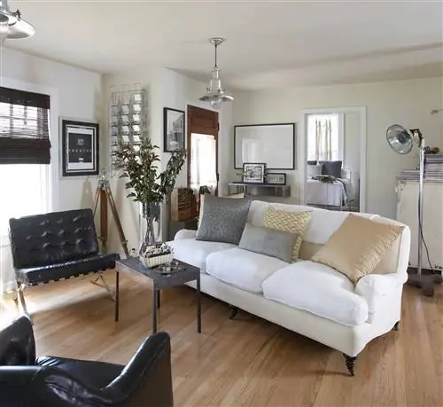 белый английский раскладывающийся диван в современной гостиной