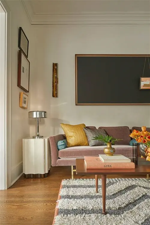 бархатный диван в гостиной середины века