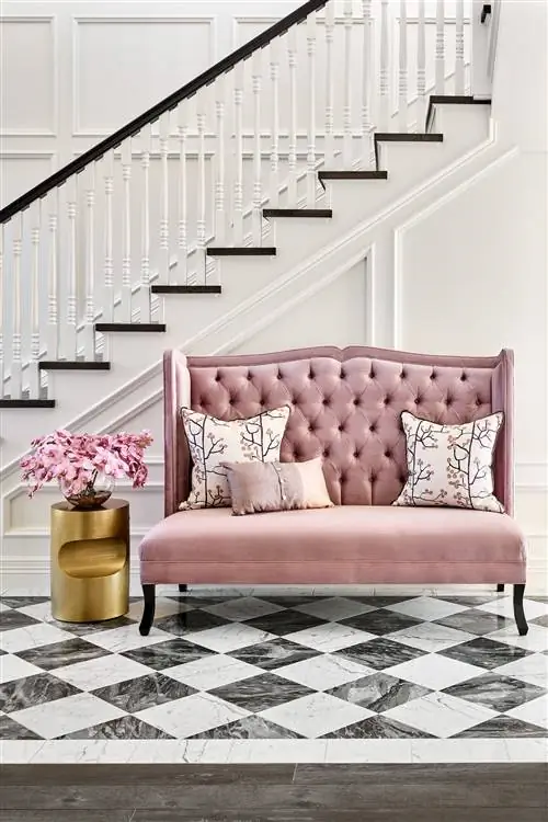 прихожая из розового бархатного дивана