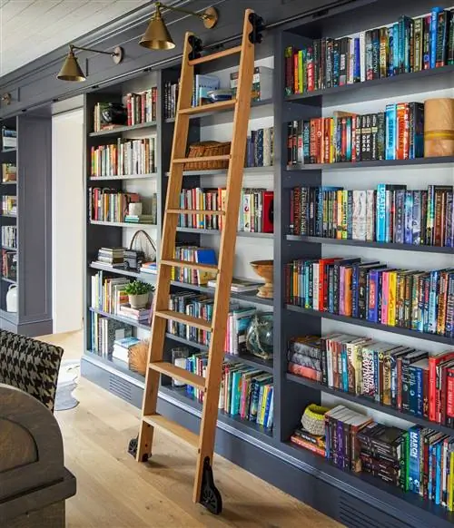 деревянная лестница с книжными полками