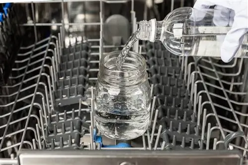 чашка с уксусом на верхней полке