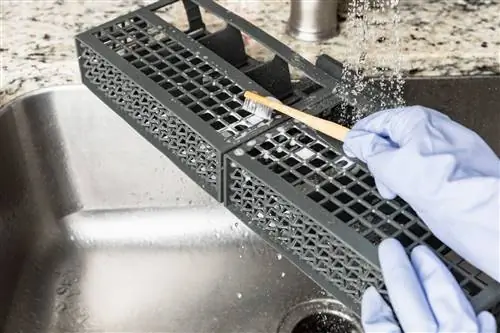 очистка снятых принадлежностей для посудомоечной машины зубной щеткой