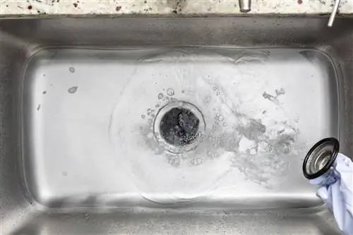 вода уходит в канализацию после снятия пробки