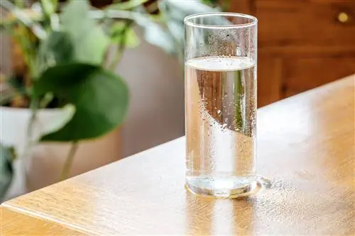 жидкое стекло, создающее водяное пятно на деревянном столе