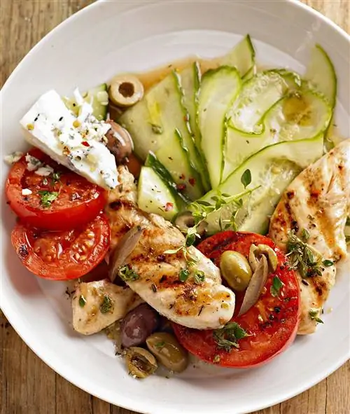 Салат из курицы, помидоров и огурцов