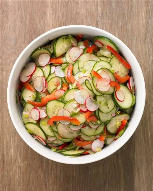 Салат из огурца и редьки